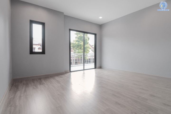 บ้านเดี่ยวมือสองย่านกรุงเทพมหานคร ม.กฤษดานคร31 ติดถนนบรมราชชนนี หลังมุม! จัดแต่งพื้นที่ได้เต็มที่ บนเนื้อที่กว้างขวางมากถึง 137.3 ตร.ว. ฟังก์ชัน 3 ห้องนอน 4 ห้องน้ำ 2 ที่จอดรถ บนทำเลศักยภาพใกล้ม.มหิดล และเพียง 10 นาที ก็ถึงเซ็นทรัล ปิ่นเกล้า